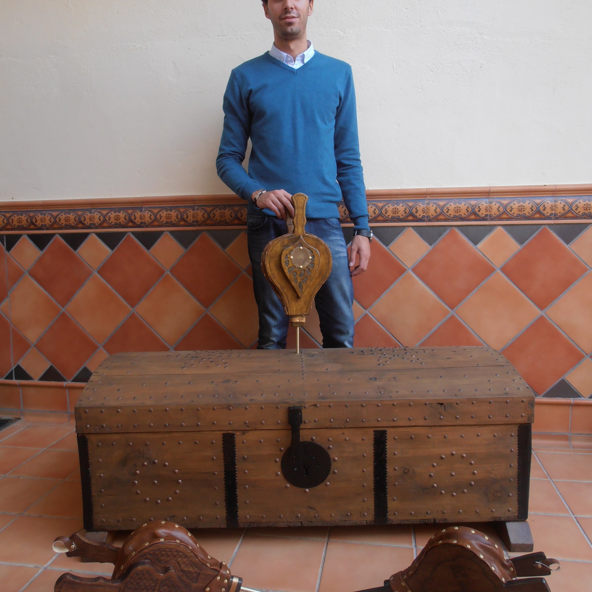 Restauración de baúl antiguo y elaboración de diversos modelos de fuelles
