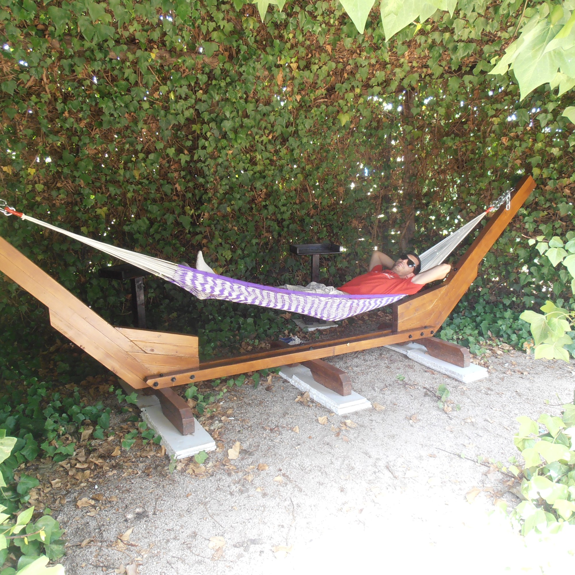 Soporte para hamaca y mesas auxiliares