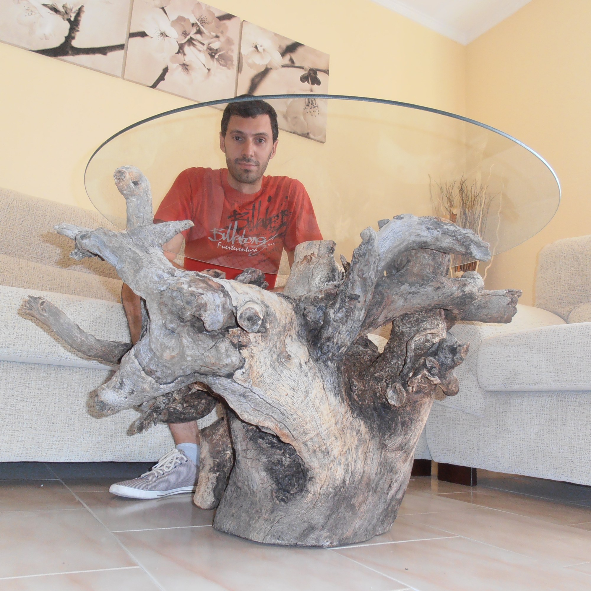 Mesa elaborada con raíces de tronco de encina