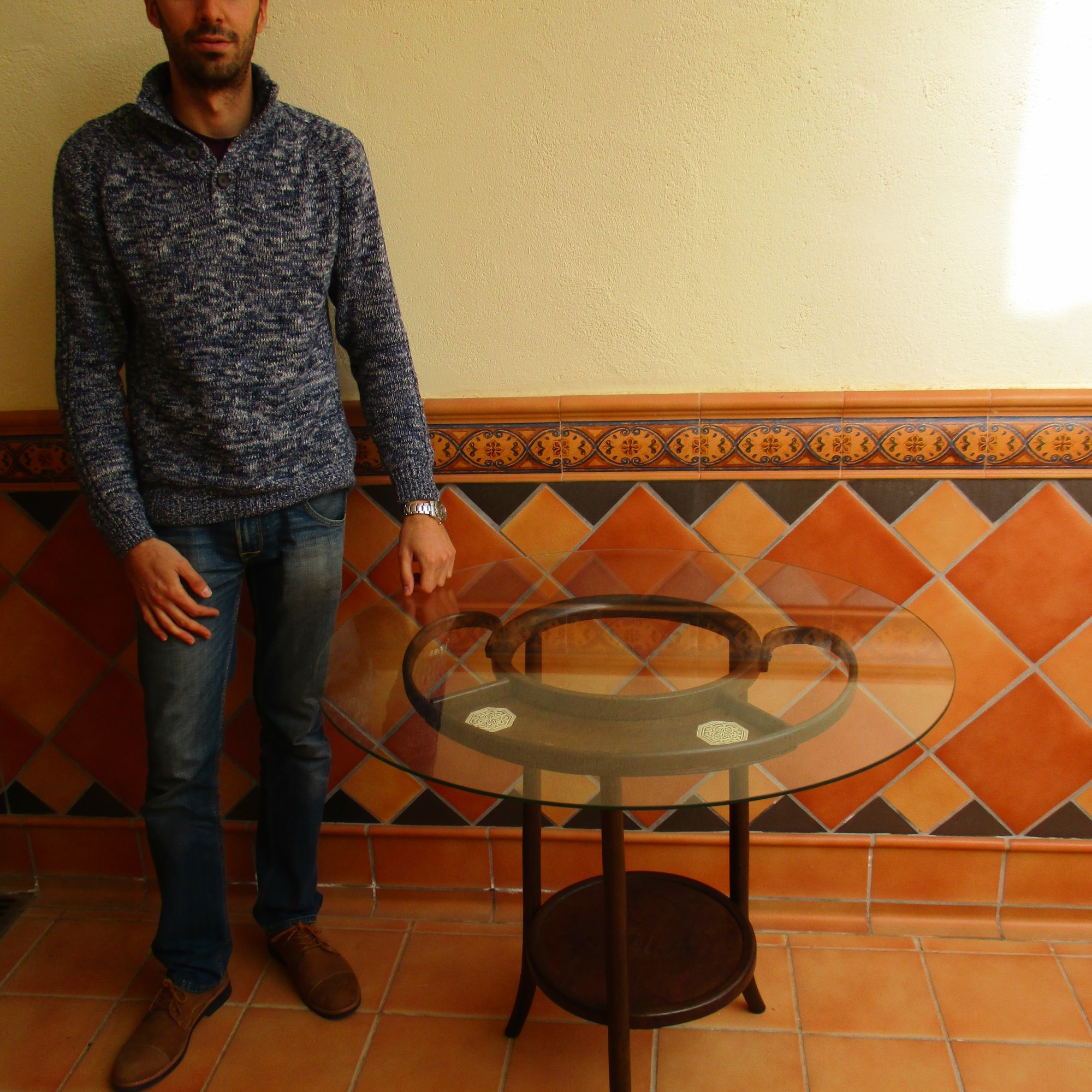 Mesa elaborada con un palanganero restaurado